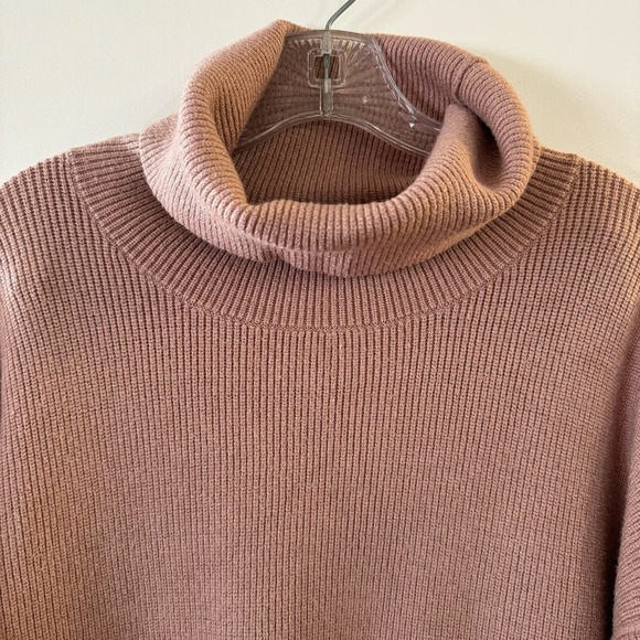 Free People Softly Structured Tunic Mauve Pink Turtleneck Sweater Size Medium - Picture 5 of 8